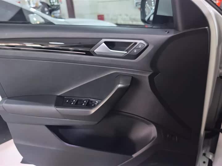 Фото 7 - Volkswagen T-Roc