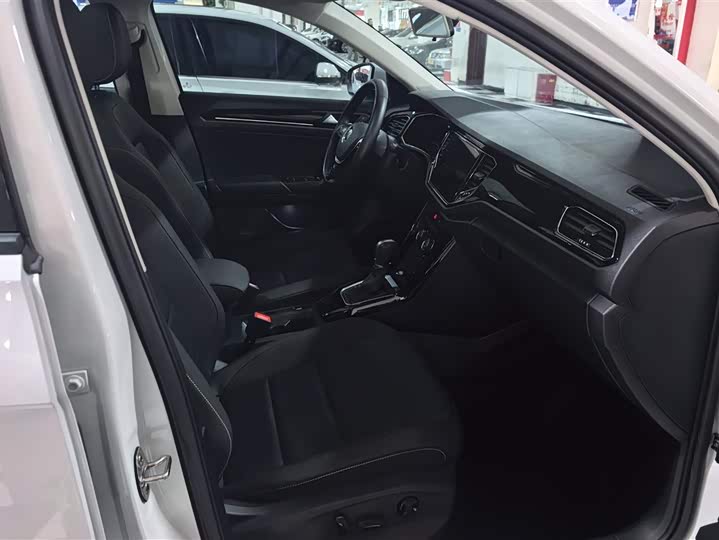 Фото 8 - Volkswagen T-Roc