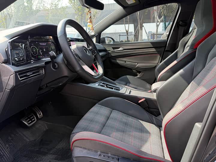 Фото 3 - Volkswagen Golf GTI