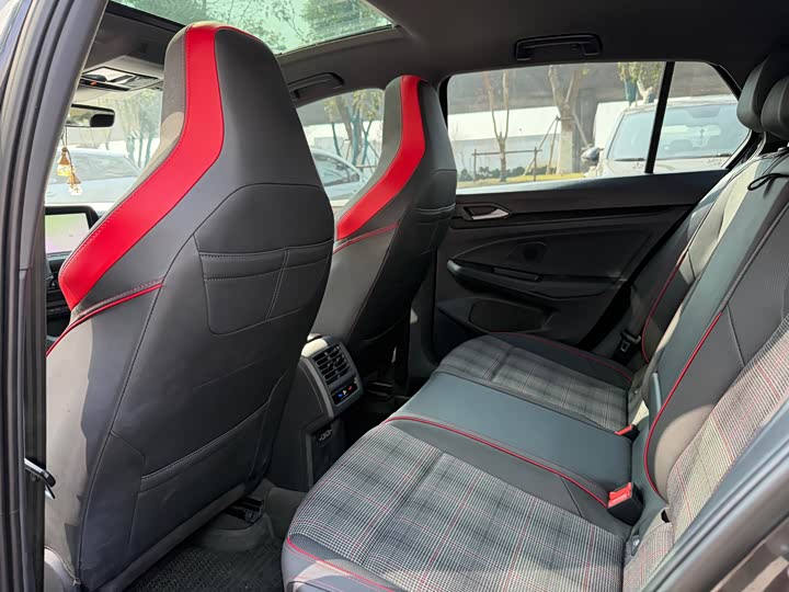 Фото 5 - Volkswagen Golf GTI