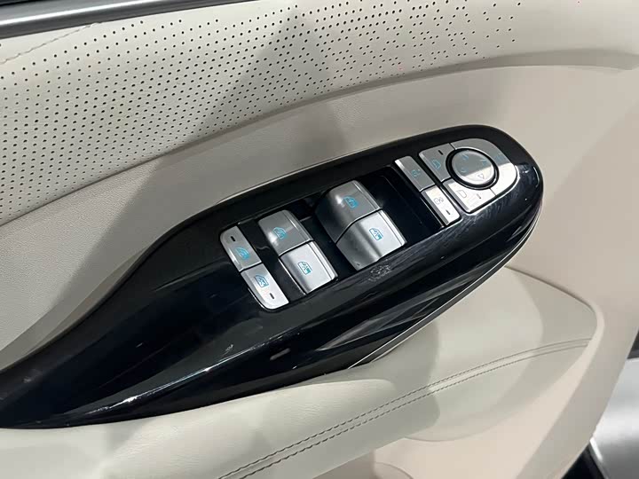 Фото 7 - Denza D9