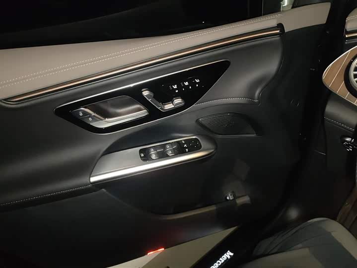 Фото 7 - Mercedes-Benz EQE SUV