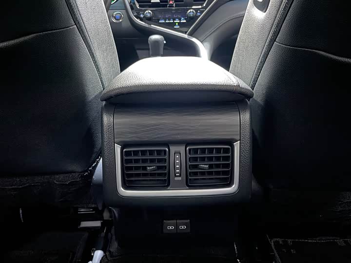 Фото 8 - Toyota Camry