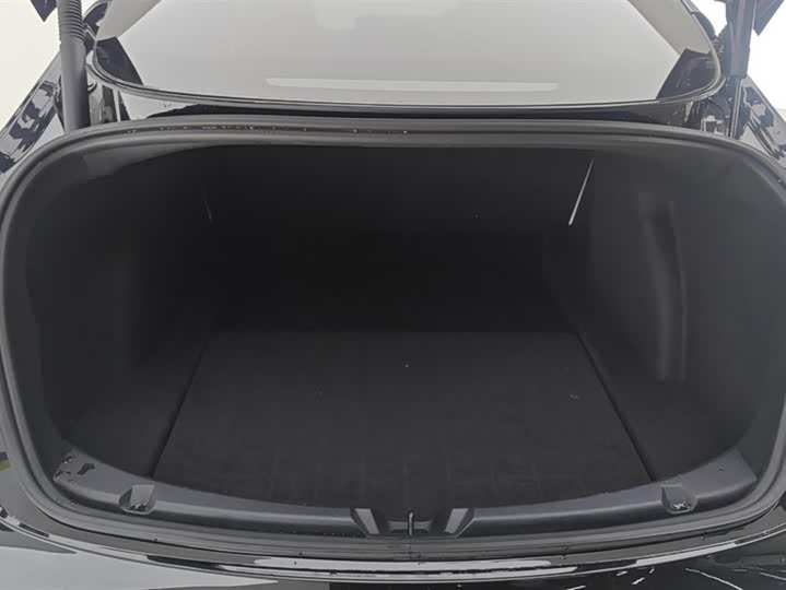 Фото 4 - Tesla Model 3