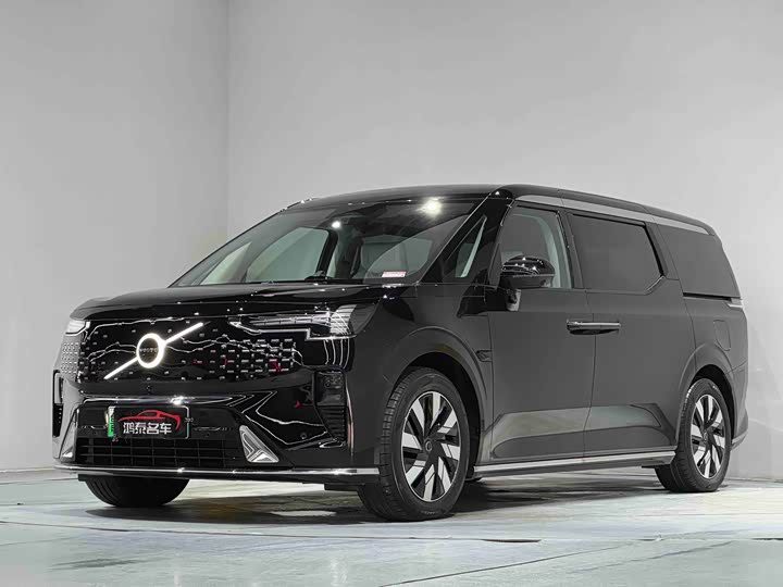 Фото 2 - Volvo EM90