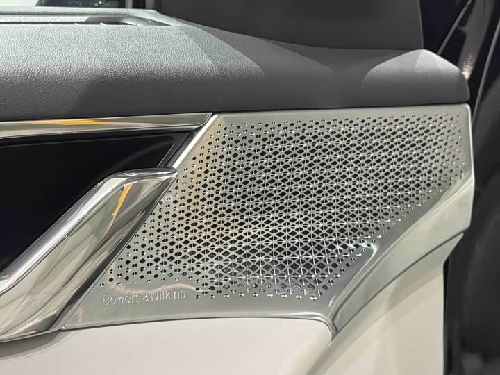 Фото 7 - Volvo EM90