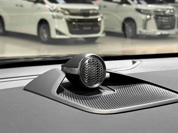 Фото 9 - Volvo EM90