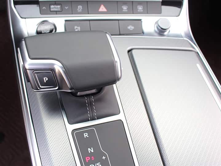 Фото 9 - Audi A7L