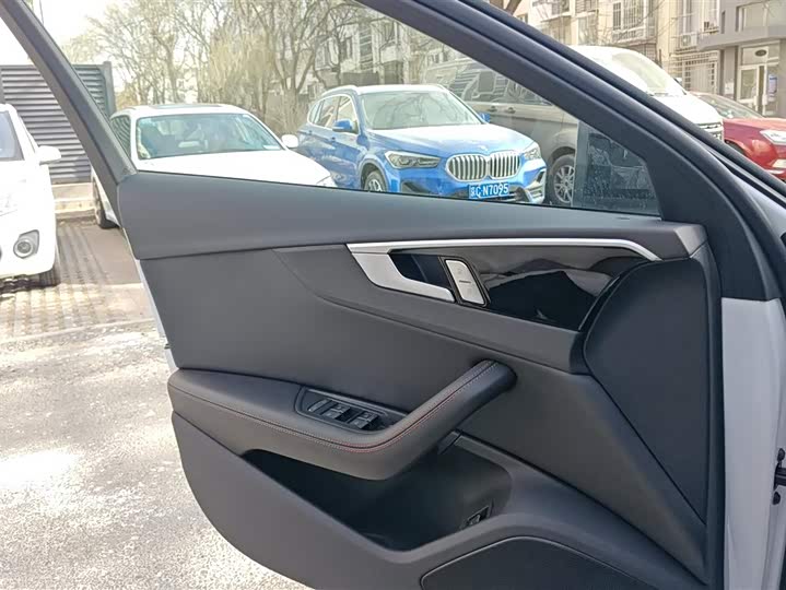 Фото 7 - Audi A4L