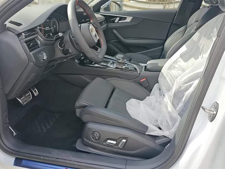 Фото 9 - Audi A4L