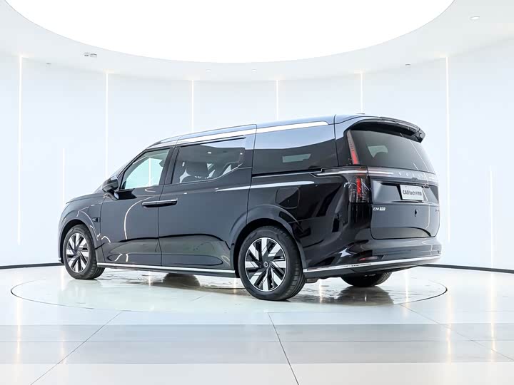 Фото 5 - Volvo EM90