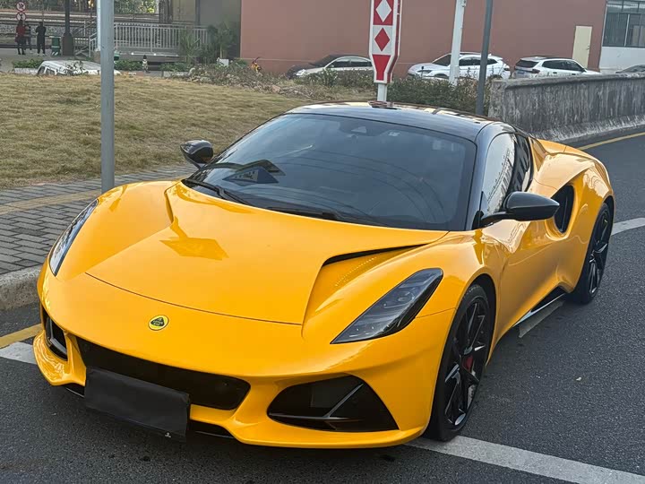 Фото 1 - Lotus Emira