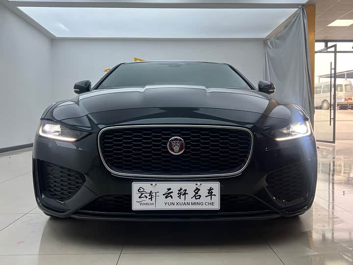 Фото 2 - Jaguar XE L