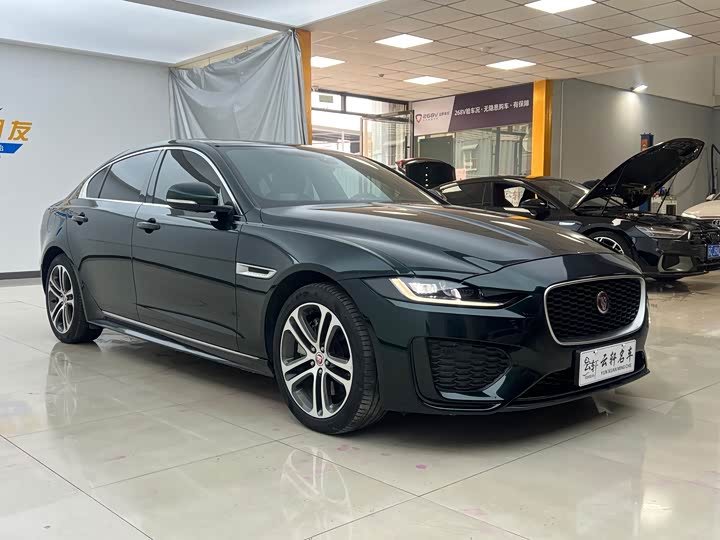Фото 3 - Jaguar XE L