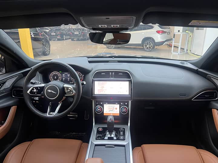 Фото 4 - Jaguar XE L