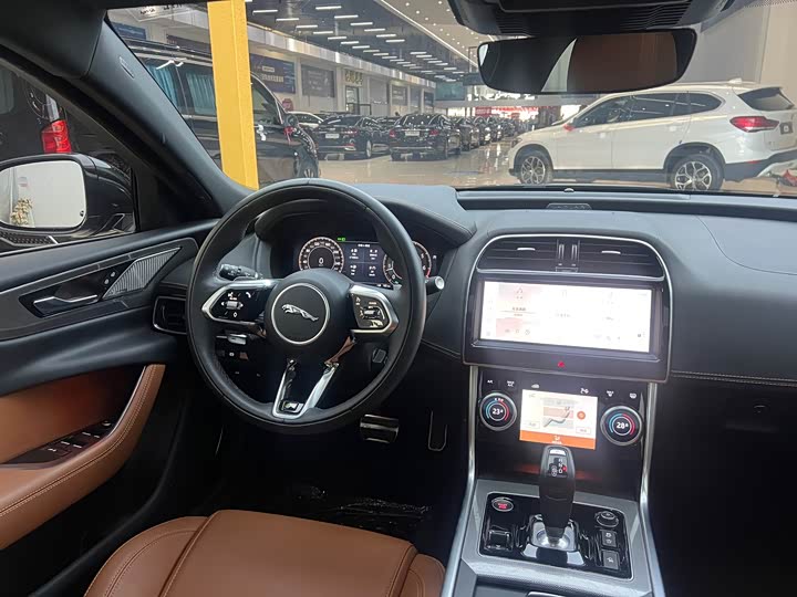 Фото 6 - Jaguar XE L