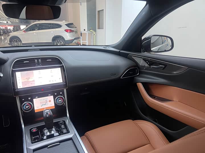 Фото 7 - Jaguar XE L