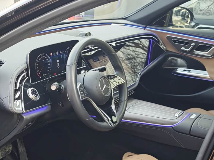 Photo 8 - Mercedes-Benz E-Class