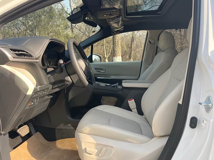 Фото 4 - Toyota Sienna