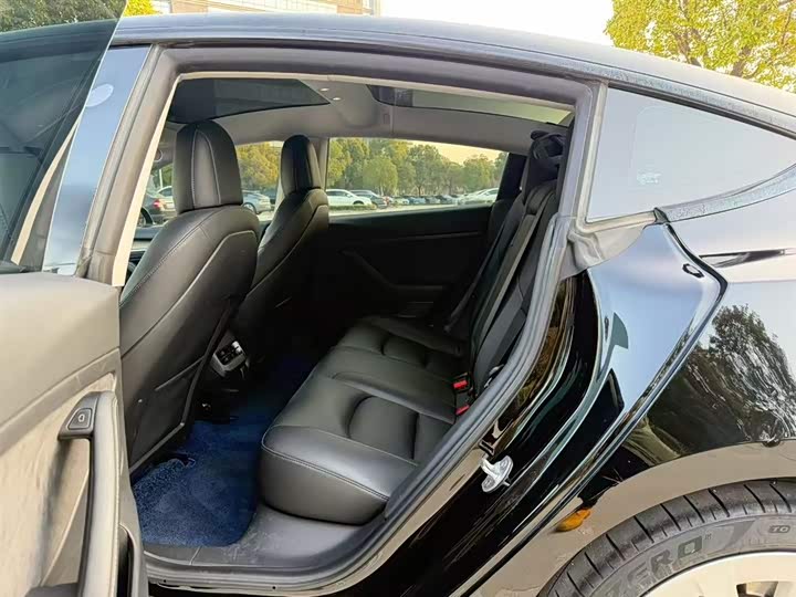 Фото 8 - Tesla Model 3