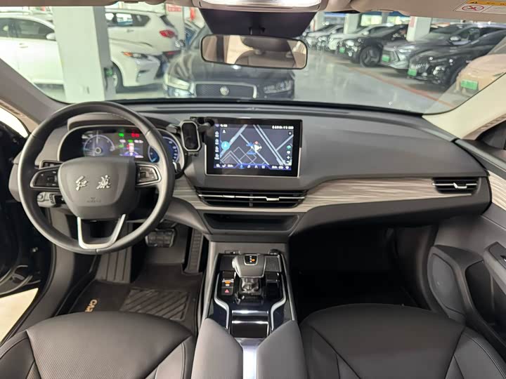 Фото 9 - Hongqi E-QM5