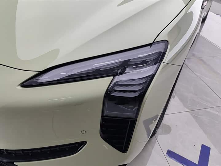 Photo 5 - Hongqi EH7