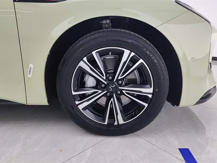 Photo 6 - Hongqi EH7