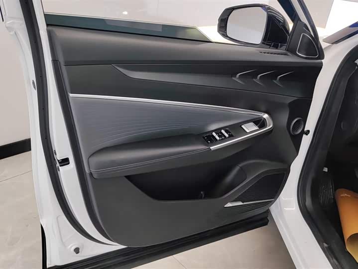 Фото 7 - Geely Atlas