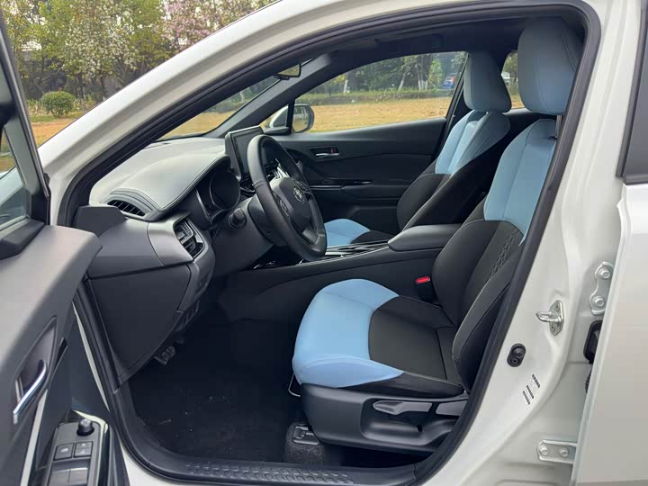 Фото 8 - Toyota Izoa