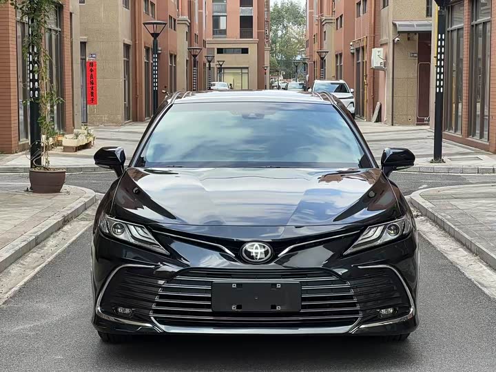 Фото 2 - Toyota Camry