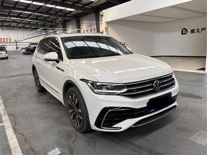 Фото 3 - Volkswagen Tiguan L Pro