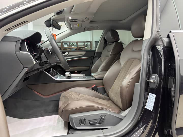 Фото 6 - Audi A7L