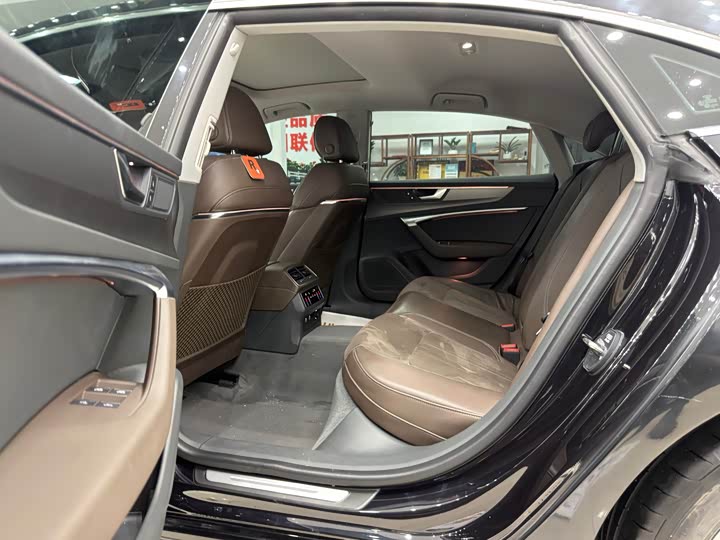 Фото 7 - Audi A7L