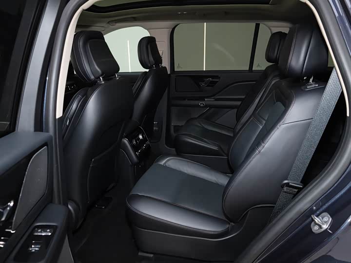 Фото 2 - Lincoln Aviator