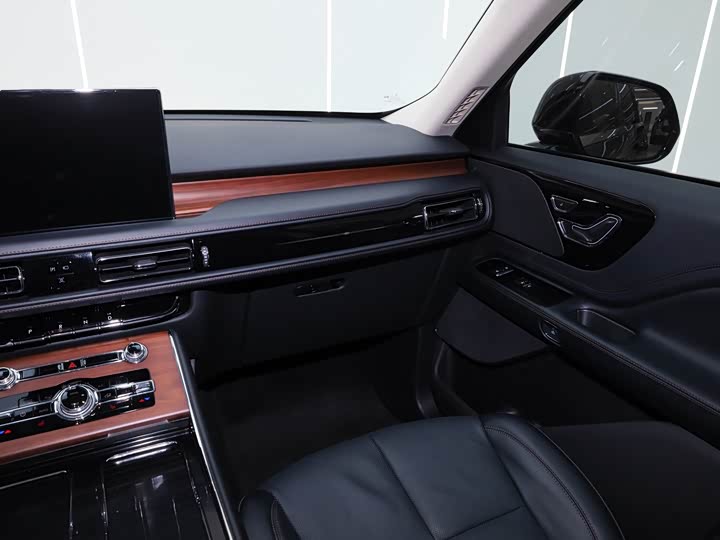 Фото 3 - Lincoln Aviator