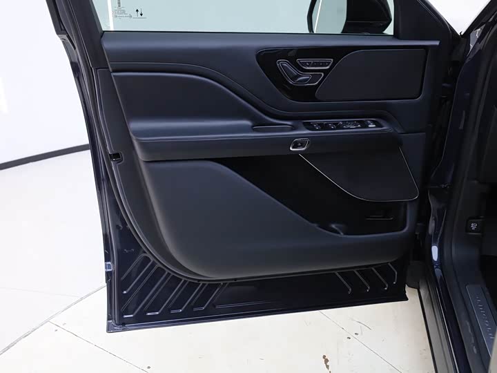 Фото 8 - Lincoln Aviator