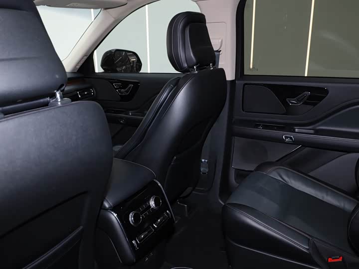 Фото 9 - Lincoln Aviator