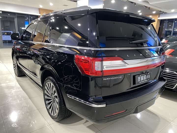 Фото 4 - Lincoln Navigator