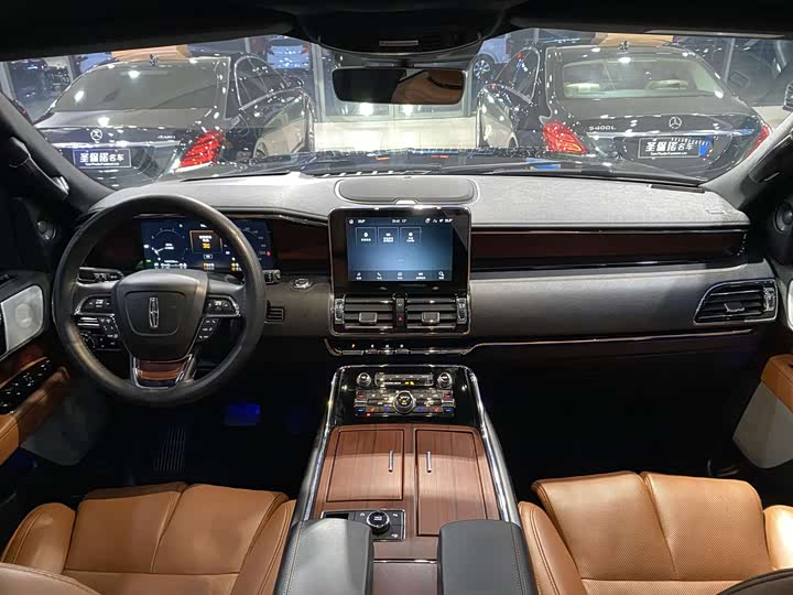 Фото 7 - Lincoln Navigator