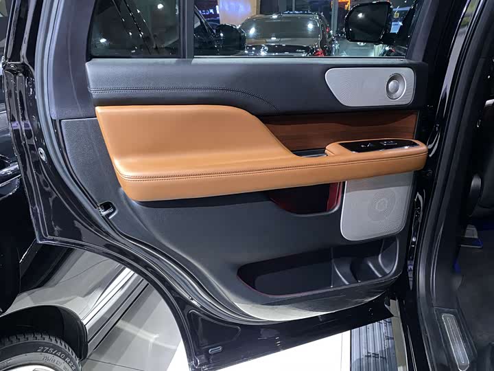 Фото 8 - Lincoln Navigator