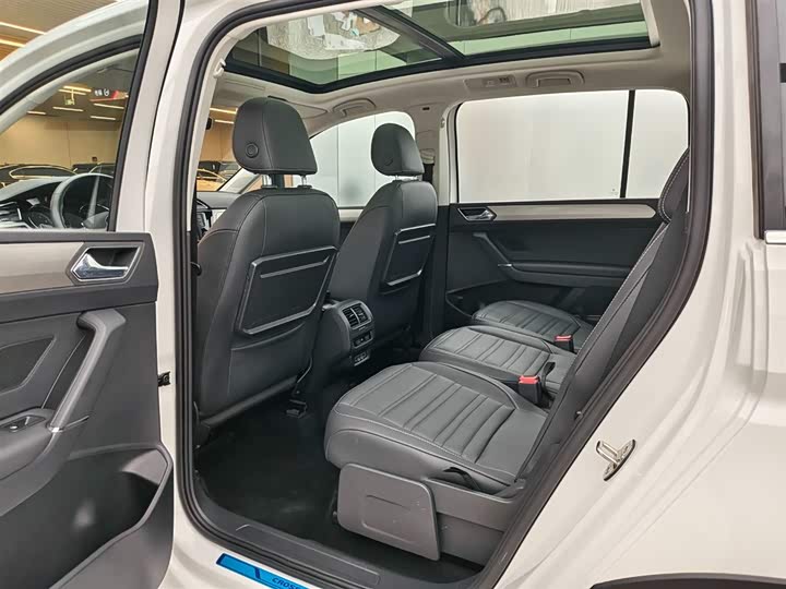 Фото 7 - Volkswagen Touran L