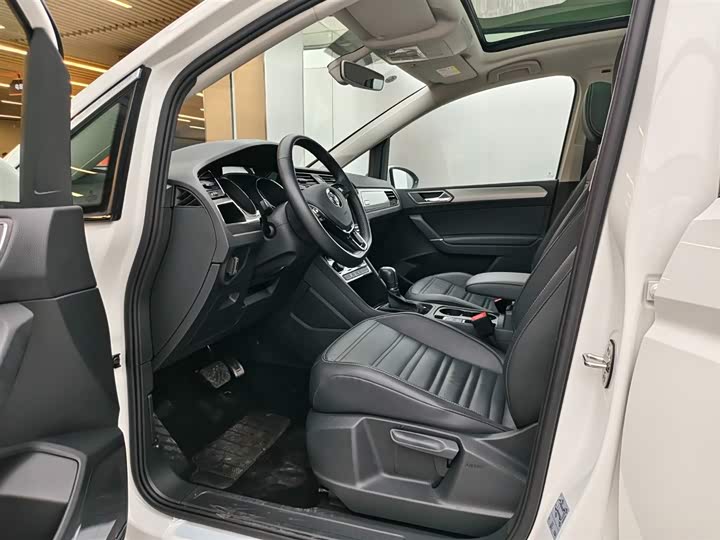 Фото 8 - Volkswagen Touran L