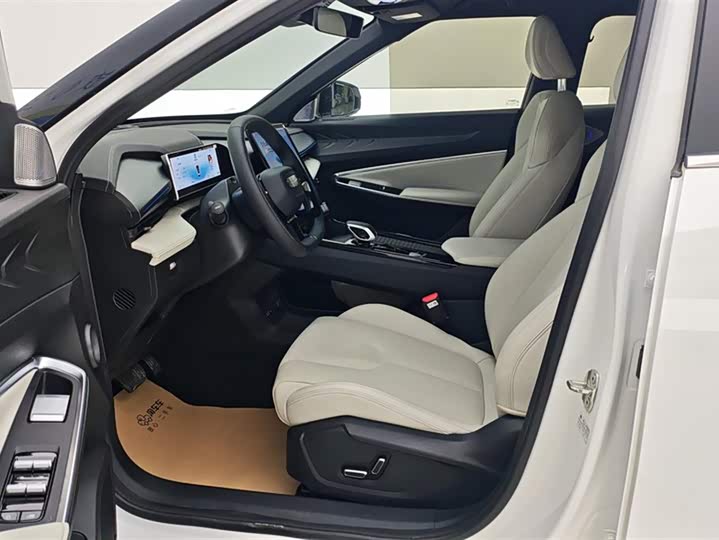 Фото 9 - Geely Atlas