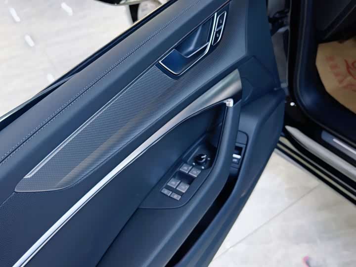 Фото 7 - Audi A6L