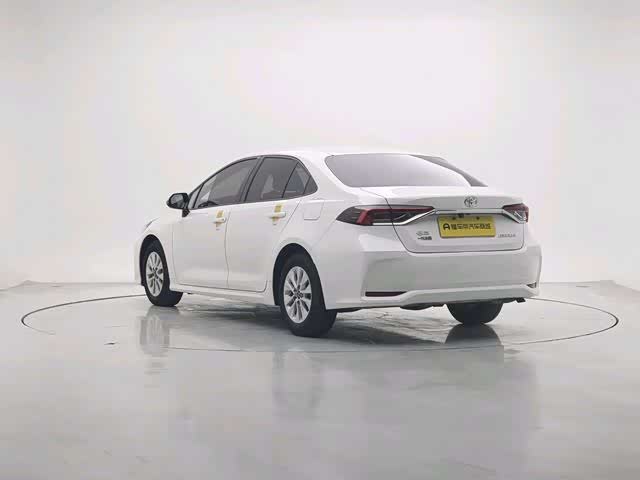 Фото 3 - Toyota Corolla