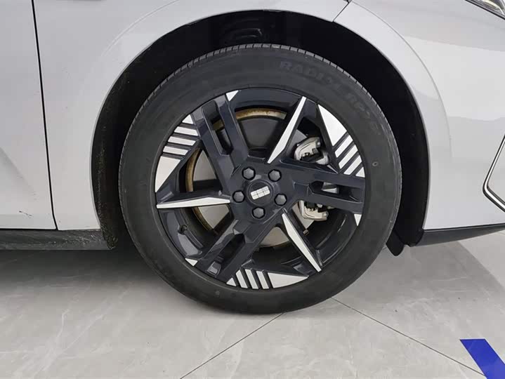 Фото 6 - Geely Galaxy E8