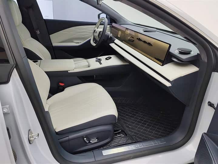 Фото 8 - Geely Galaxy E8