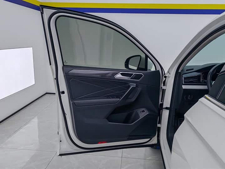 Фото 7 - Volkswagen Tiguan L Pro