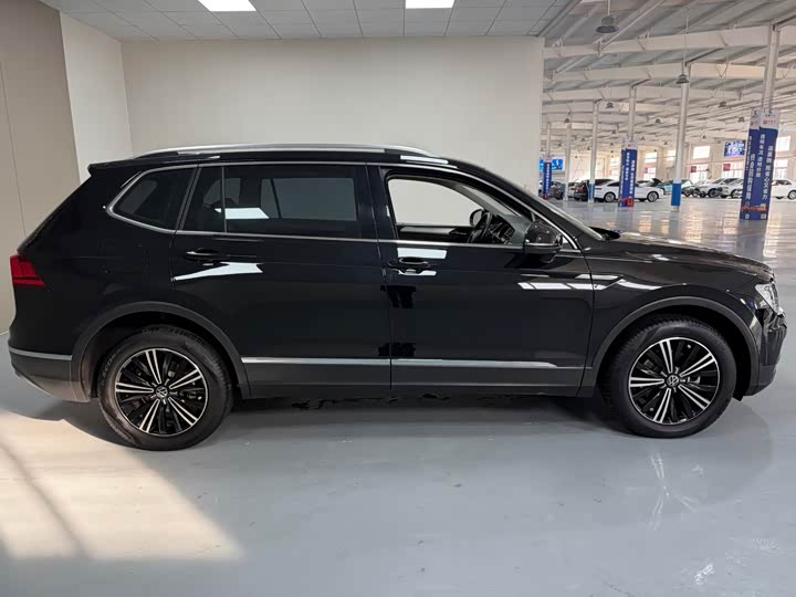 Фото 8 - Volkswagen Tiguan L Pro