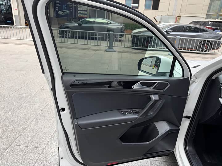 Фото 4 - Volkswagen Tiguan L Pro